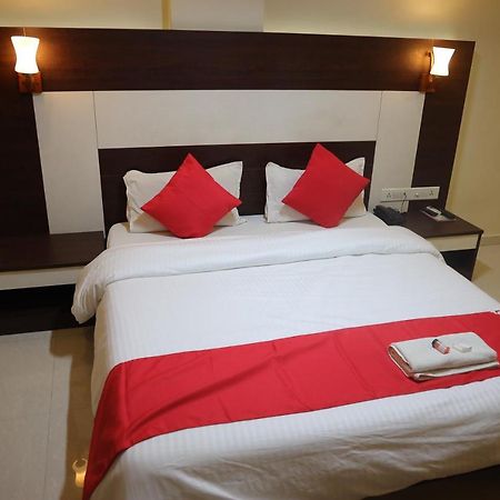Hotel Alpha Вадодара Екстер'єр фото