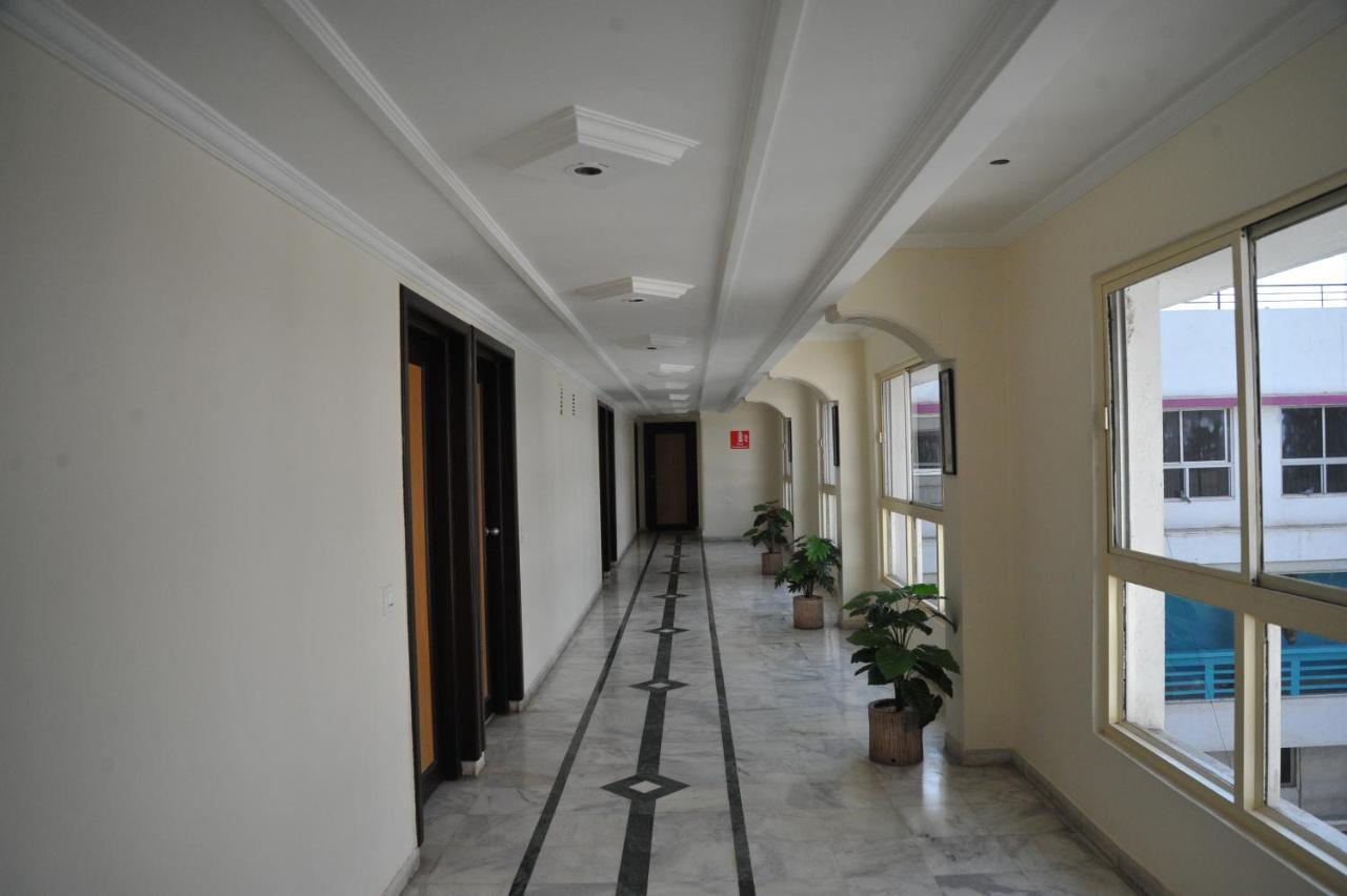 Hotel Alpha Вадодара Екстер'єр фото