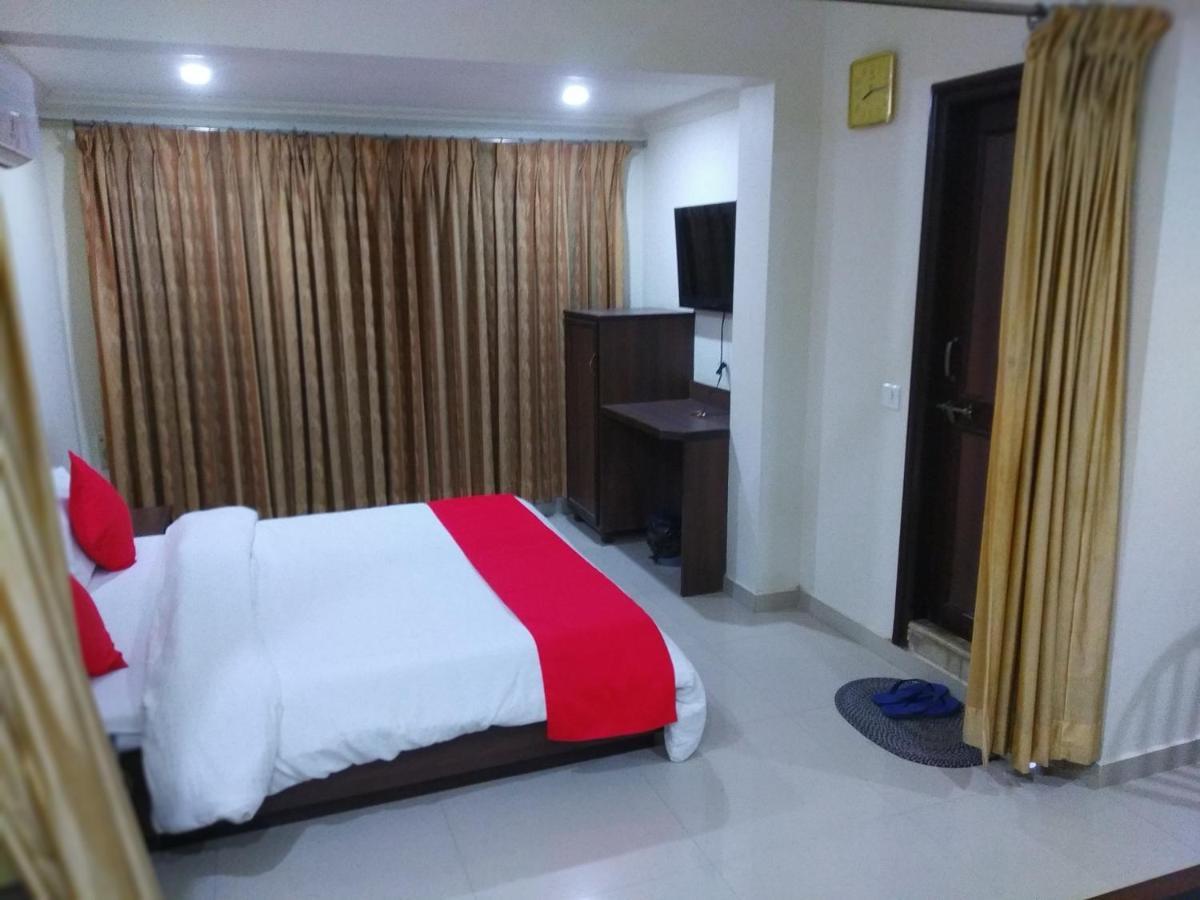 Hotel Alpha Вадодара Екстер'єр фото