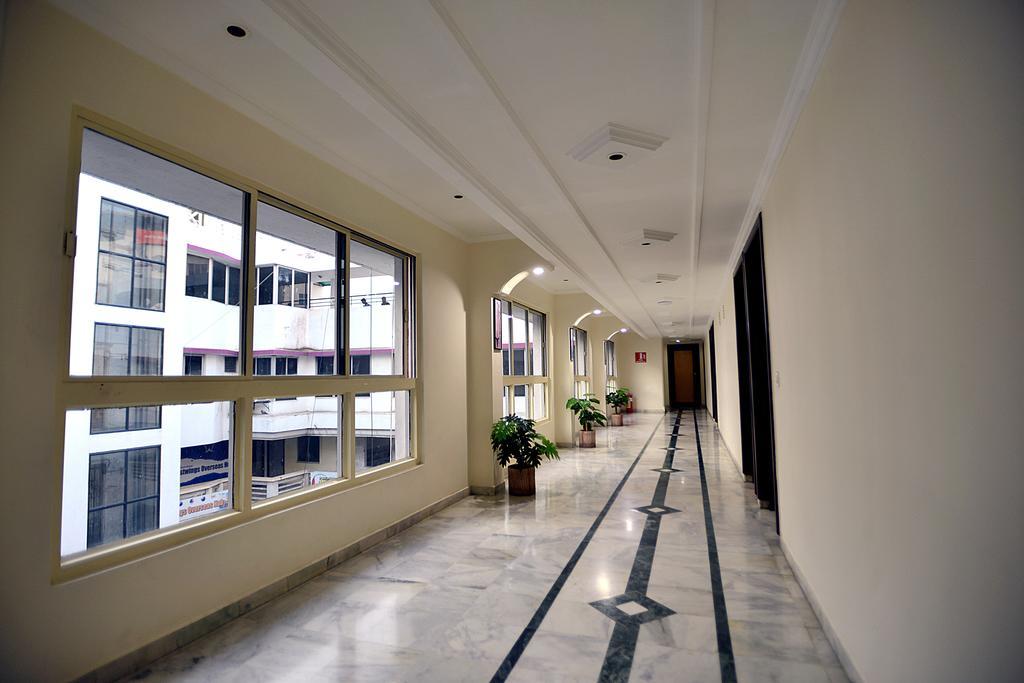 Hotel Alpha Вадодара Екстер'єр фото
