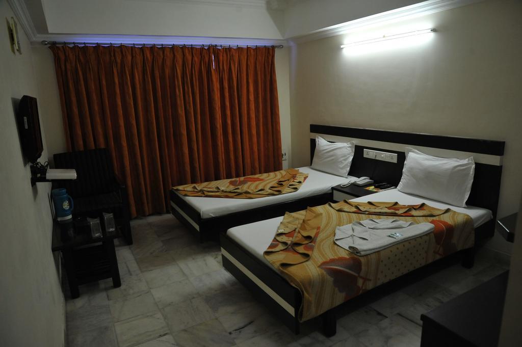 Hotel Alpha Вадодара Екстер'єр фото