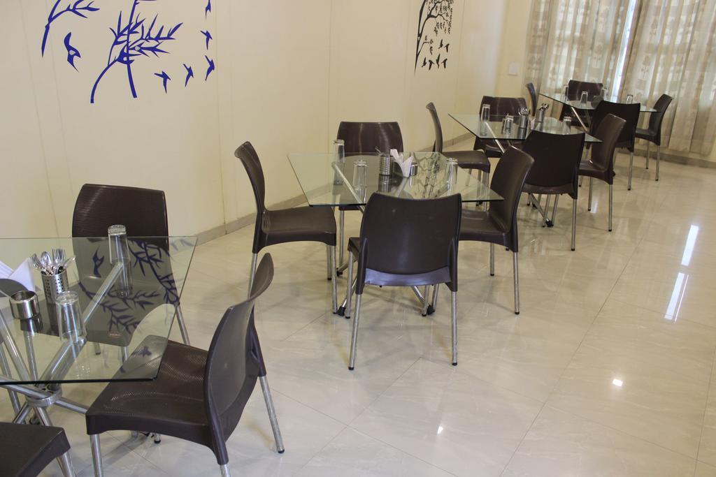 Hotel Alpha Вадодара Екстер'єр фото